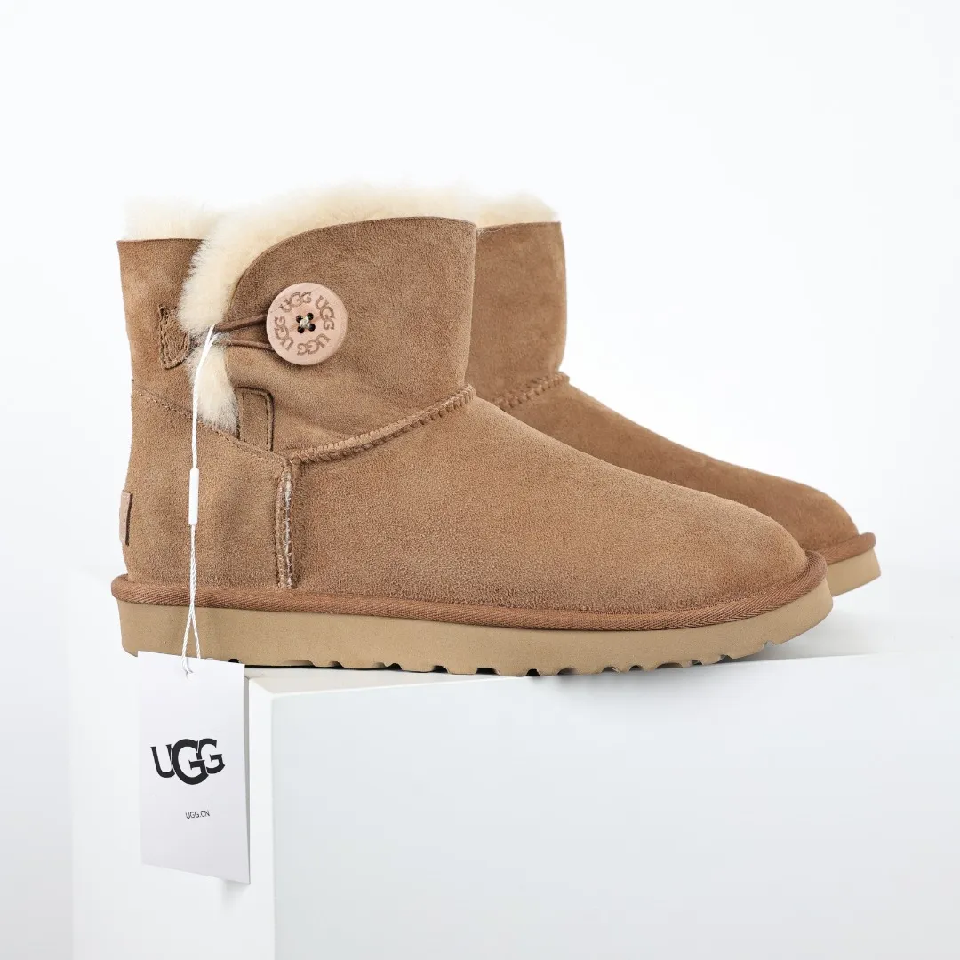 Pick up locally 💰560 Core recommended good price It is a very suitable choice for home furnishings. In the new year, uug launched a series of styles, which are partial to the preferences of young consumers and have also moved to the forefront of fashion trends. Shoe body material: water-repellent coated suede upper, 17 mm UGGPURE™ implantable wool insole, lightweight non-slip and comfortable rubber outsole, with brand LOGO and trademark, with full packaging Size: 35 36 37 38 39 40